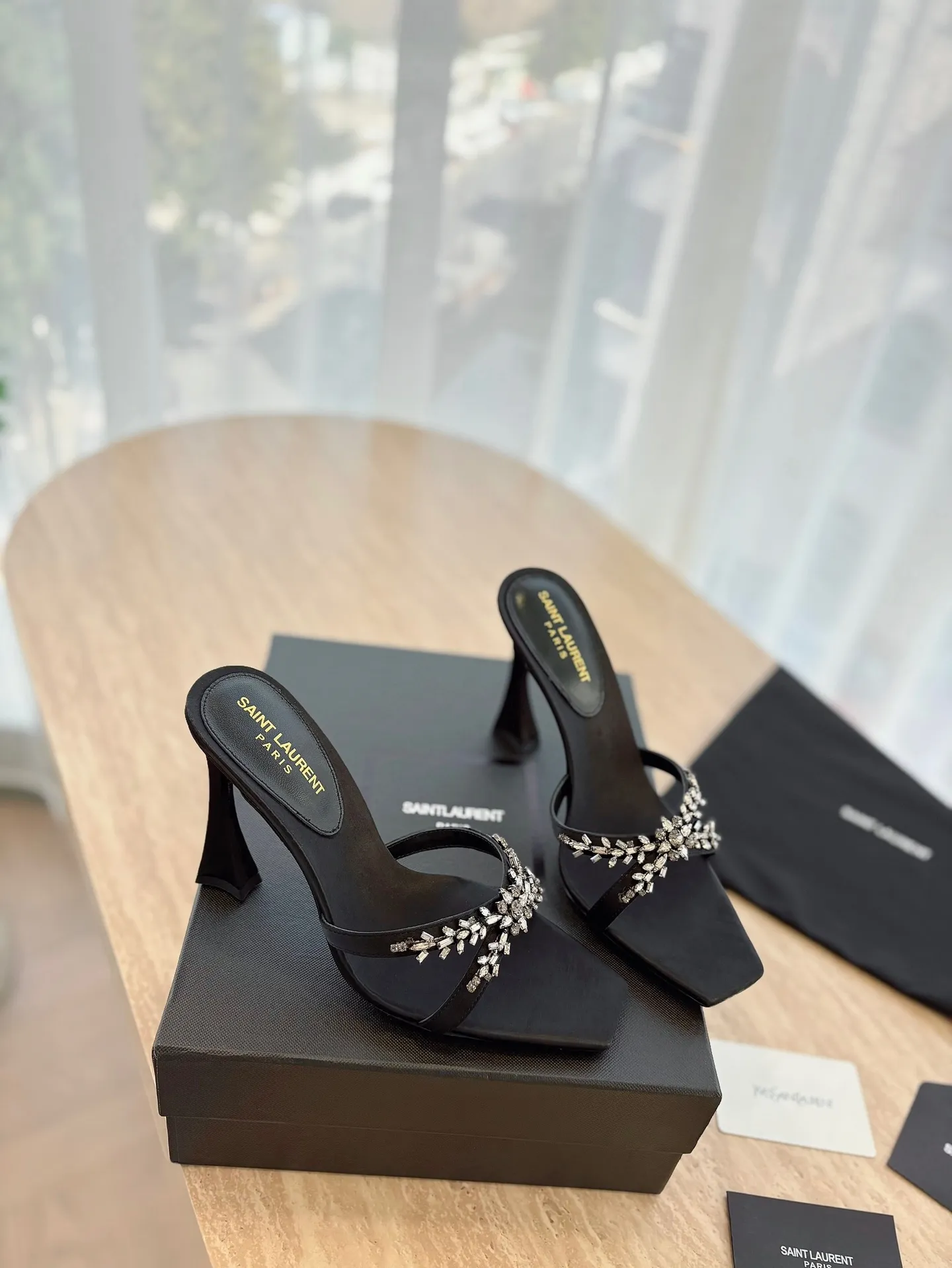 👟👟Ex-factory price 540👟👟 High version "SAINT LAUREN*" Saint Laurent YSL 25ss/spring and summer new catwalk style large rhinestone high-heeled shoes and sandals. Only YSL understands women's hearts best and does not accept refutation. It is a super invincible feminine artifact and a must-have for women (z-product full-body customization, own molded hardware accessories, perfect consistency). Compare the differences between pictures and goods on the market. ✔Upper: Customized imported calf patent leather/silk ✔Lining: Imported 🐑sheep leather ✔Sole: Imported genuine leather outsole ✔Heel height: 10.5cm ✔Number of yards: 35-39 (40 can be customized and non-returnable) (Full set of packaging)